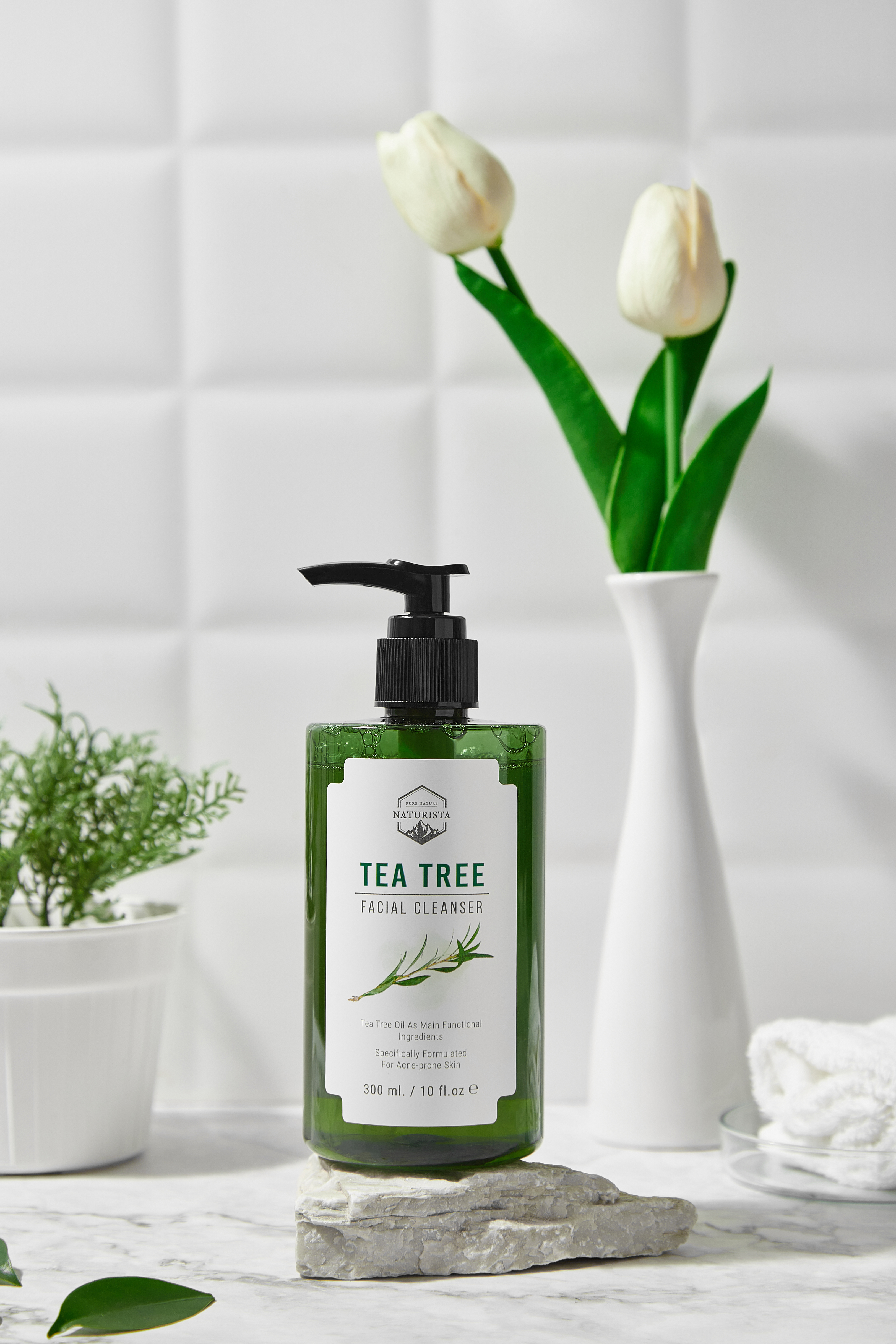 Naturista Tea Tree Facial Cleanser 300 ml เจลล้างหน้าทีทรีสูตรอ่อนโยน สำหรับคนเป็นสิว และผิวแพ้ง่าย สูตรปรับปรุงใหม่ !! pH Balance 5.5 ออกแบบมาสำหรับผิวแพ้ง่ายโดยเฉพาะ